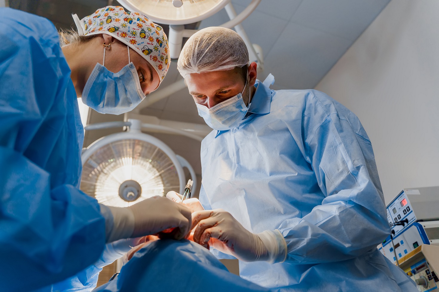 Deux médecins pratiquent une opération de chirurgie plastique du visage d’un patient